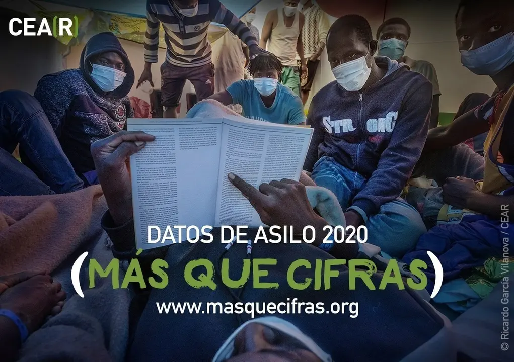 Migrantes a bordo del Open Arms se entretienen con la lectura del libro EUROPA: An Illustrated Introduction to Europe for Migrants and Refugees, que ofrece los detalles pr&Dagger;cticos de todos los pa&rsquo;ses de la UE.