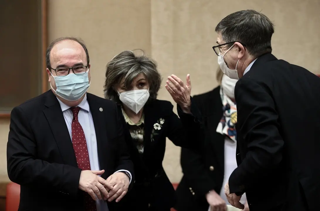 (I-D) El ministro de Pol&iacute;tica Territorial y Funci&oacute;n P&uacute;blica, Miquel Iceta; la diputada y secretaria ejecutiva de Sanidad y Consumo del PSOE, Mar&iacute;a Luisa Carcedo; y el diputado del PSOE, Patxi L&oacute;pez, conversan a su llegada a una comisi&oacute;n de Pol&iacute;tica Territ