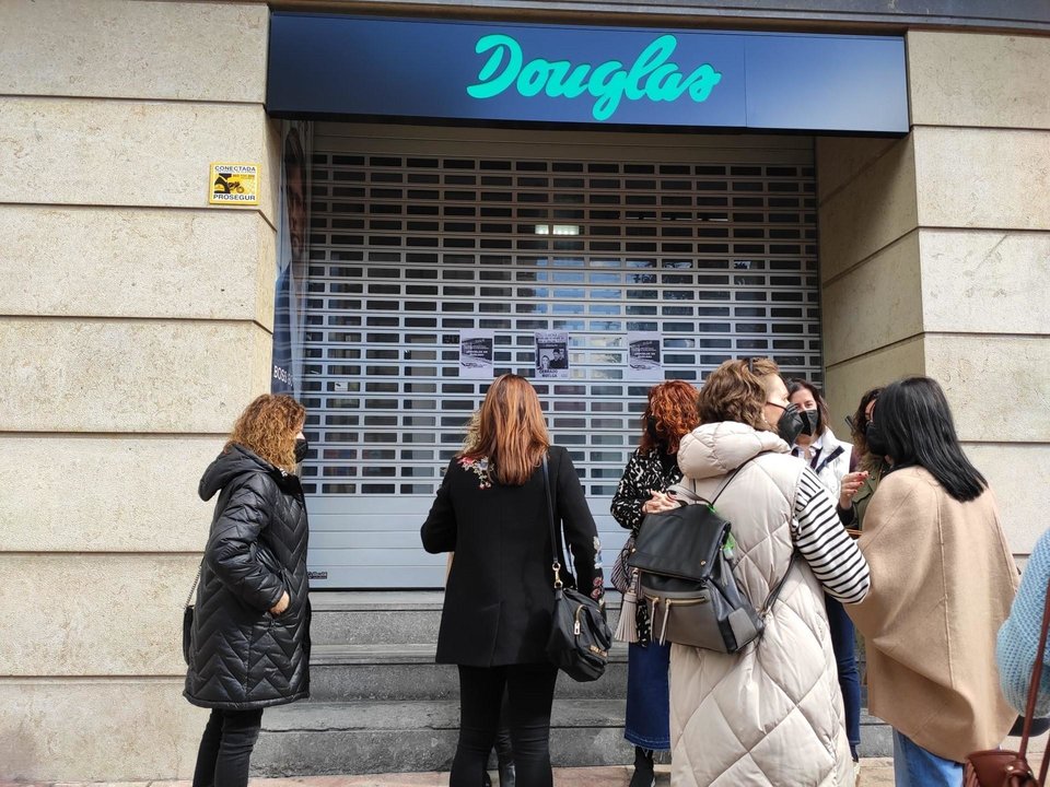Las trabajadoras de la cadena de perfumerías Douglas han clausurado sus tiendas a modo de protesta por la decisión de la compañía de cerrar 103 tiendas, tres de ellas en Asturias.