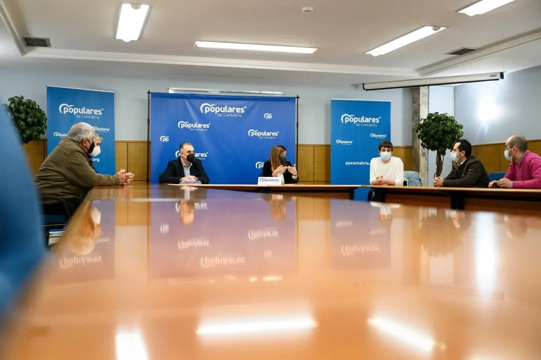 El PP se re&uacute;ne con representantes de los afectados por el parque e&oacute;lico Garma Blanca