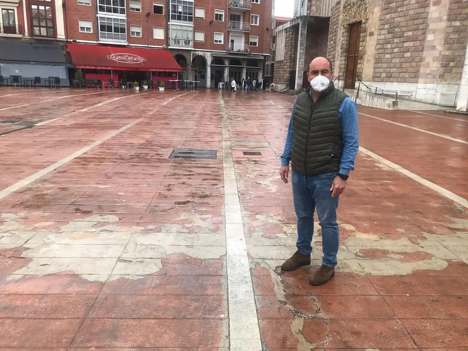 Julio Ricciardiello en la plaza Baldomero Iglesias