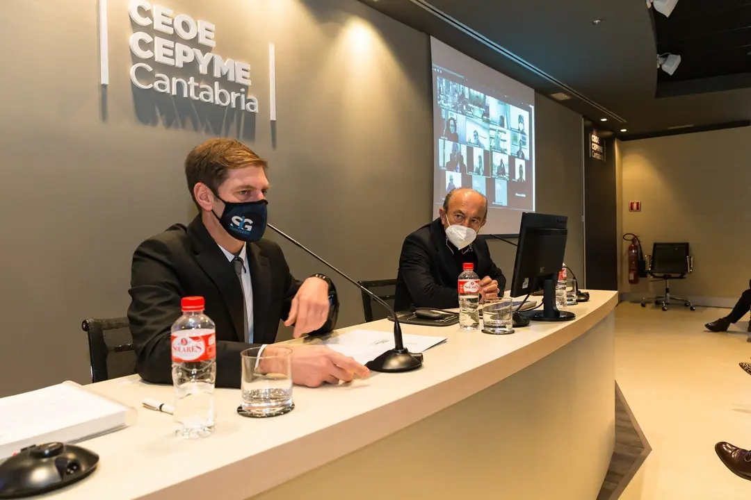 El consejero de Industria, Turismo, Innovaci&oacute;n, Transporte y Comercio, Javier L&oacute;pez Marcano, y el presidente de CEOE, Enrique Conde, en la junta directiva de la CEOE.
