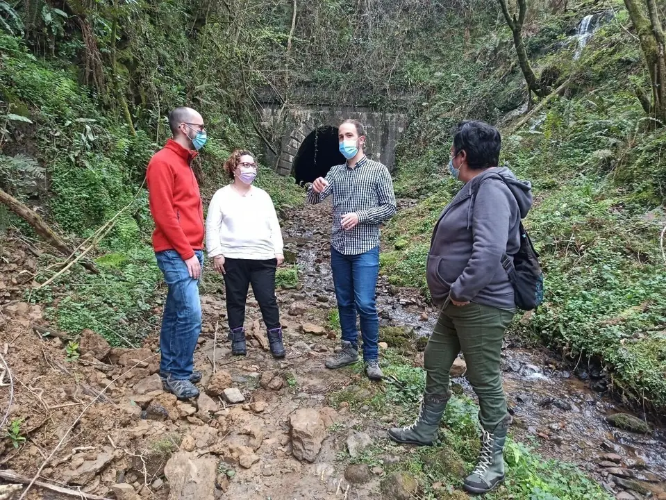 Miembros de Podemos en el t&uacute;nel de los Herreros