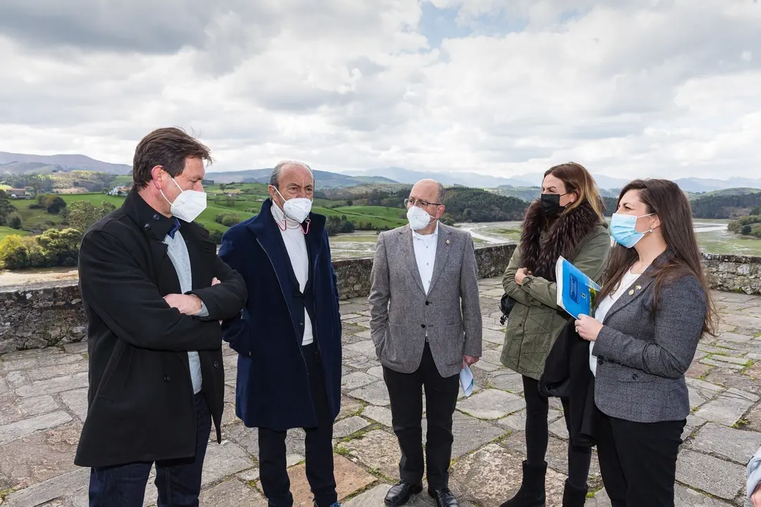 El Consejero De Industria, Turismo, Innovaci&oacute;n, Transporte Y Comercio, Javier L&oacute;pez Marcano, Realiza Una Visita Institucional A San Vicente De La Barquera