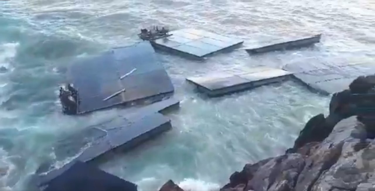 Archivo - Muelle flotante de Castro Urdiales arrastrado por las olas