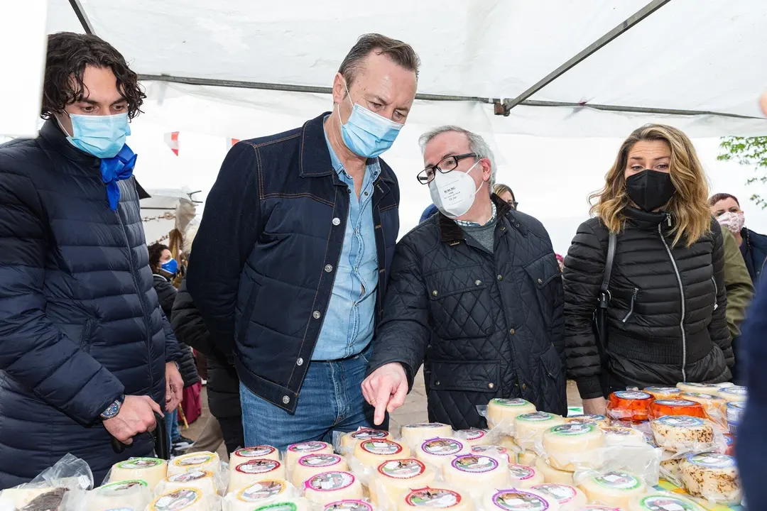 El consejero de Desarrollo Rural, Ganader&iacute;a, Pesca, Alimentaci&oacute;n y Medio Ambiente, Guillermo Blanco, inaugura el mercado agroalimentario &ldquo;D&iacute;a de la Tierruca&rdquo;