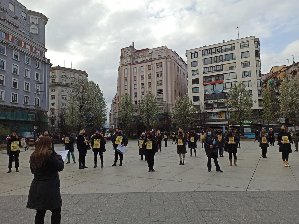 Concentración del sector de la imagen personal en la plaza del Ayuntamietno de Santander