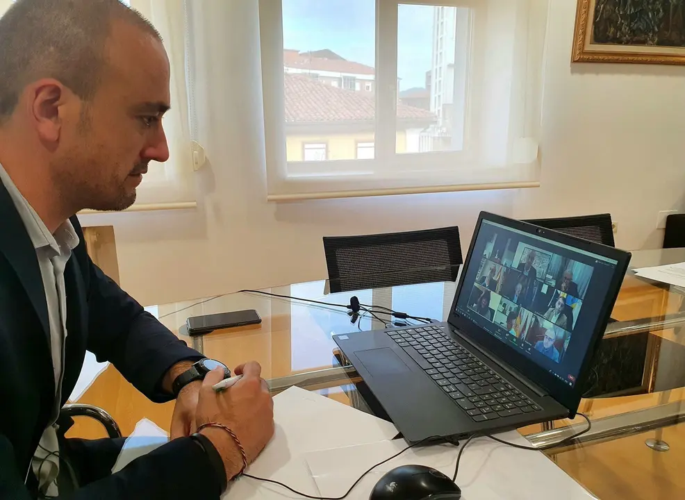 El alcalde de Torrelavega, Javier L&oacute;pez Estrada, en la reuni&oacute;n con municipios espa&ntilde;oles
