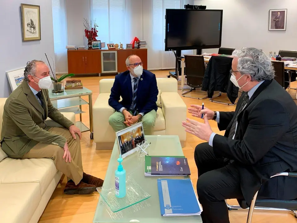 Reuni&oacute;n del consejero de Sanidad, Miguel Rodr&iacute;guez (c); el presidente de la OMC, Tom&aacute;s Cobo (i); y el presiente del Colegio de M&eacute;dicos de Cantabria, Javir Hern&aacute;ndez de Sande