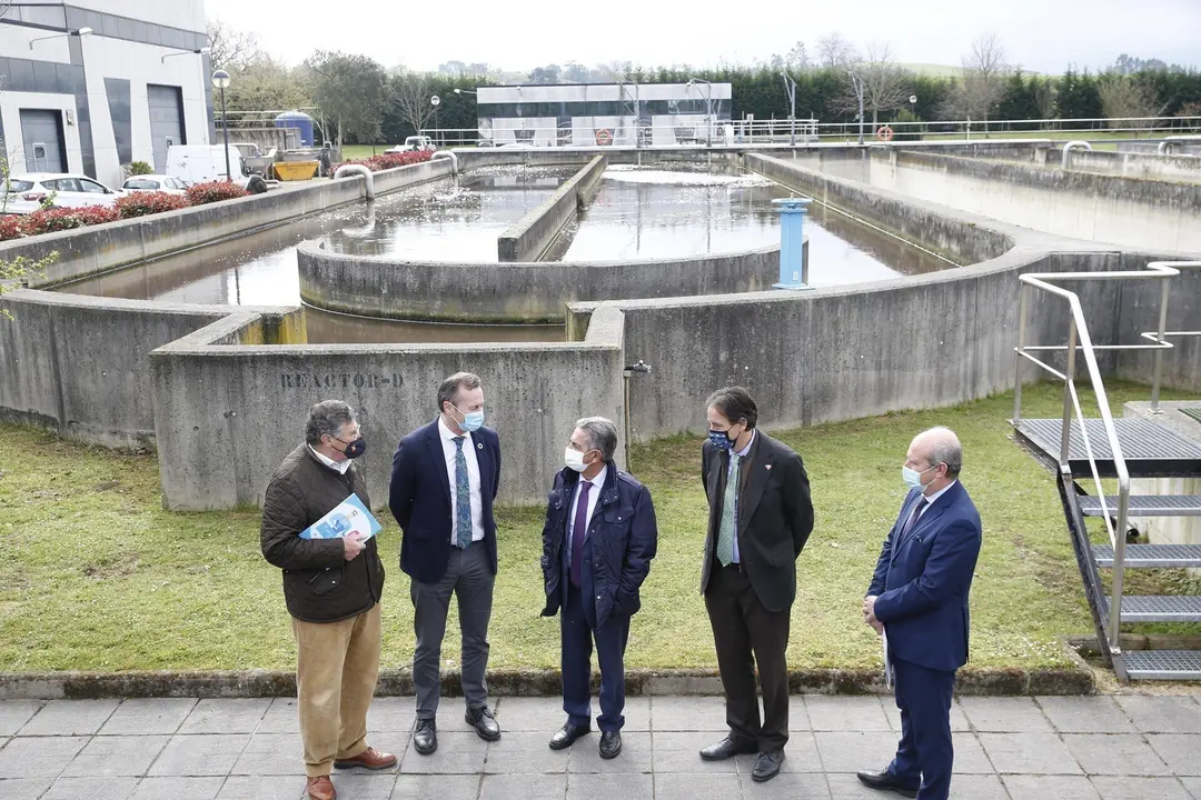 El presidente Miguel &Aacute;ngel Revilla y los consejeros de Obras P&uacute;blicas y Medio Ambiente, Jos&eacute; Luis Gochicoa y Guillermo Blanco, entre otros, en la EDAR de Suesa