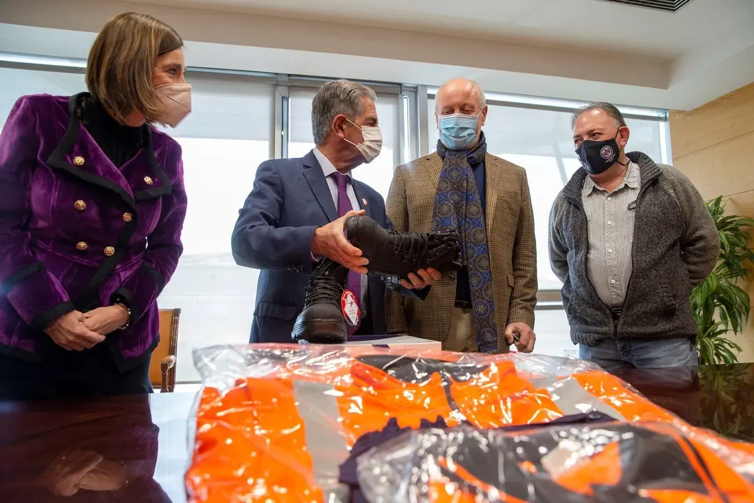 El presidente de Cantabria, Miguel &Aacute;ngel Revilla, y la consejera de Presidencia, Interior, Justicia y Acci&oacute;n Exterior, Paula Fern&aacute;ndez Via&ntilde;a, hacen entrega de nuevo material y vestuario a la Agrupaci&oacute;n de Protecci&oacute;n Civil de Reinosa.