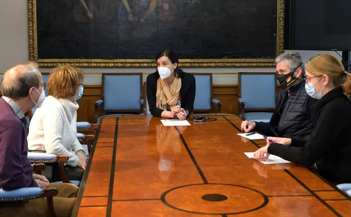 Reuni&oacute;n de la  alcaldesa, Gema Igual, con la hija de Matilde Camus, Matilde Guis&aacute;nde