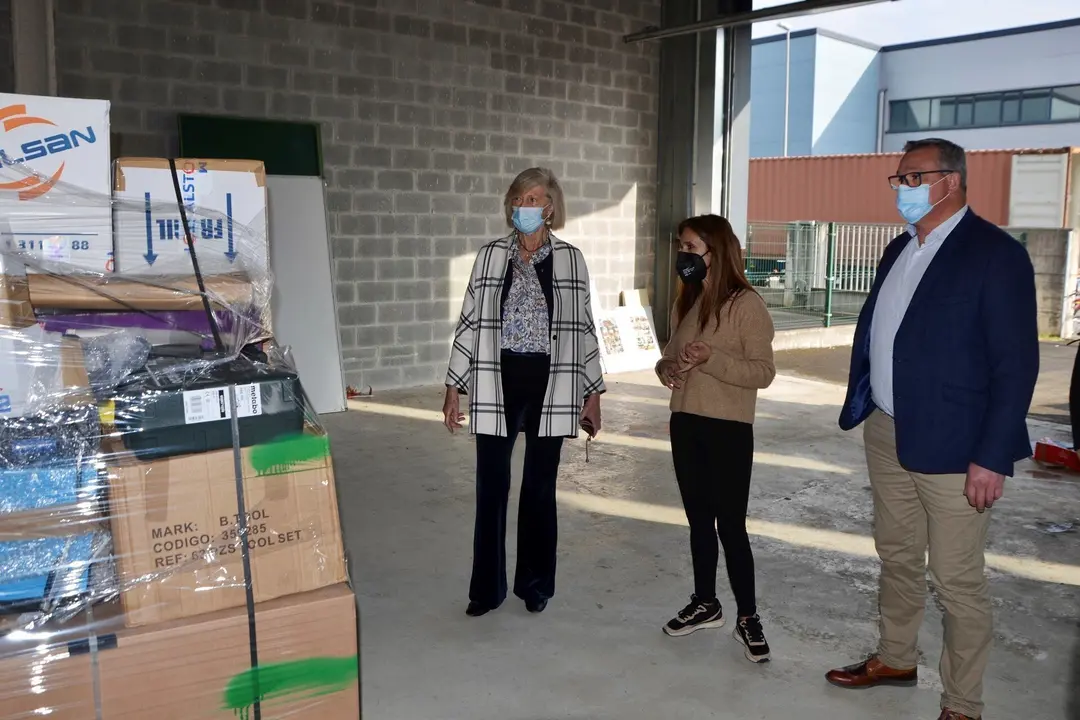 Archivo - La consejera junto al material donado por el IES de Guarnizo