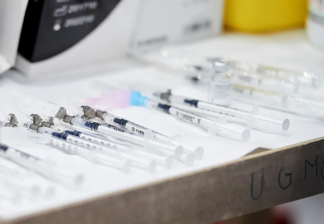 Archivo - Varias jeringuillas con la segunda dosis de la vacuna de Pfizer-BioNTech contra la Covid-19 en el Hospital Universitario Marqu&eacute;s de Valdecilla, en Santander, Cantabria (Espa&ntilde;a).- Archivo