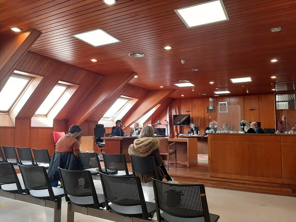 El exalcalde de Astillero Carlos Cortina junto a la empleada municipal en el juicio contra ambos, por presunta prevaricaci&oacute;n, tr&aacute;fico de influencias y malversaci&oacute;n