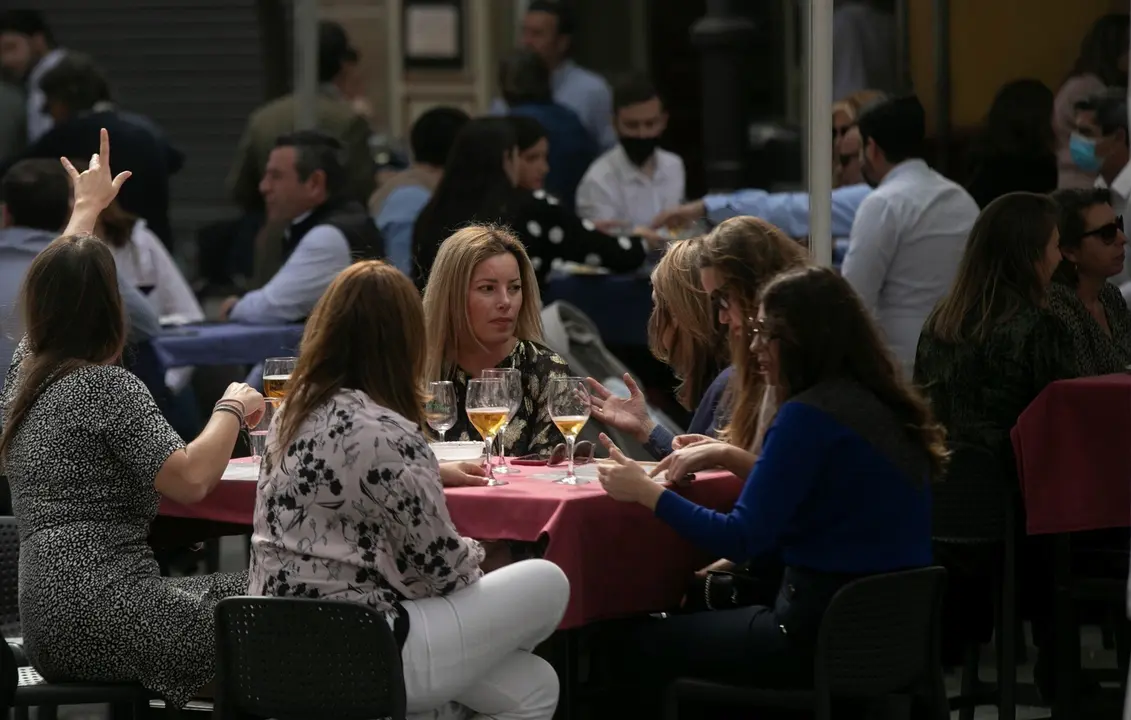 Personas en la terraza de un bar en Sevilla (Andaluc&iacute;a, Espa&ntilde;a), a 12 de marzo de 2021.