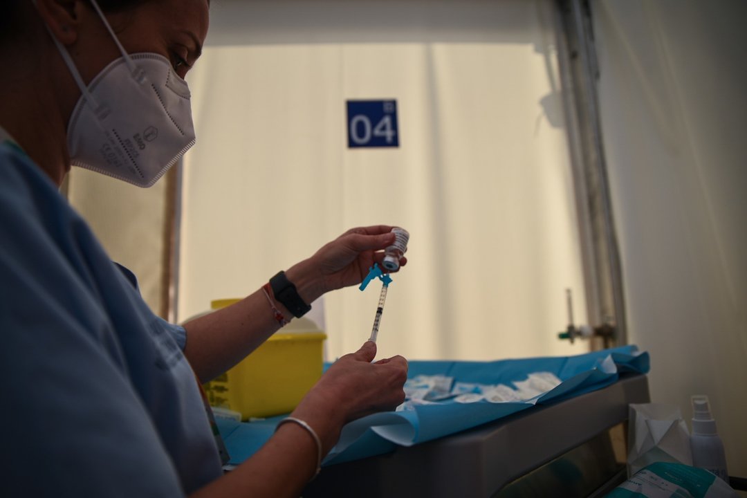 Una profesional sanitaria sostiene una jeringuilla y un vial con la vacuna contra la Covid-19 de AstraZeneca en el Hospital de campaña de La Fe, en Valencia, Comunidad Valenciana (España), a 15 de marzo de 2021.