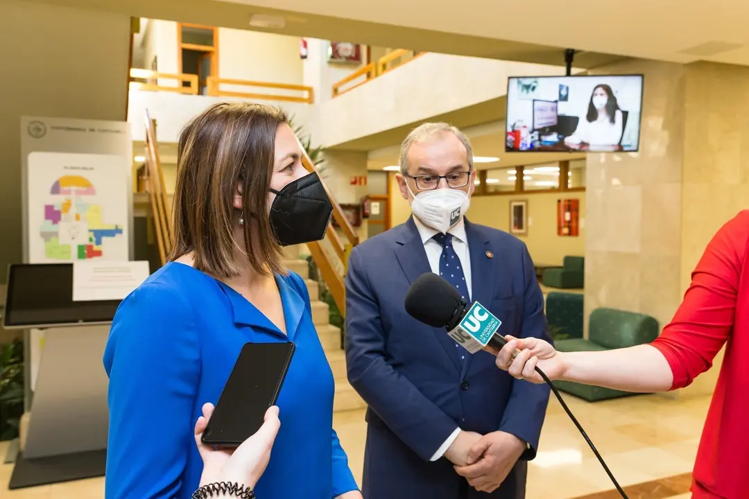 La consejera de Econom&iacute;a y Hacienda, Mar&iacute;a S&aacute;nchez, y el rector de la Universidad de Cantabria, &Aacute;ngel Pazos, firman un convenio de colaboraci&oacute;n entre ambas instituciones.