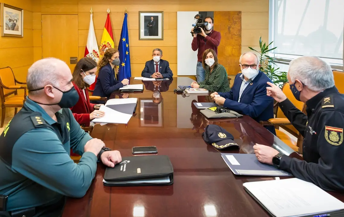 Revilla y Qui&ntilde;ones, entre otros, en la reuni&oacute;n del Centro de Coordinaci&oacute;n Operativa (CECOR) para abordar la situaci&oacute;n sanitaria y el despliegue de medios de cara a la pr&oacute;xima Semana Santa