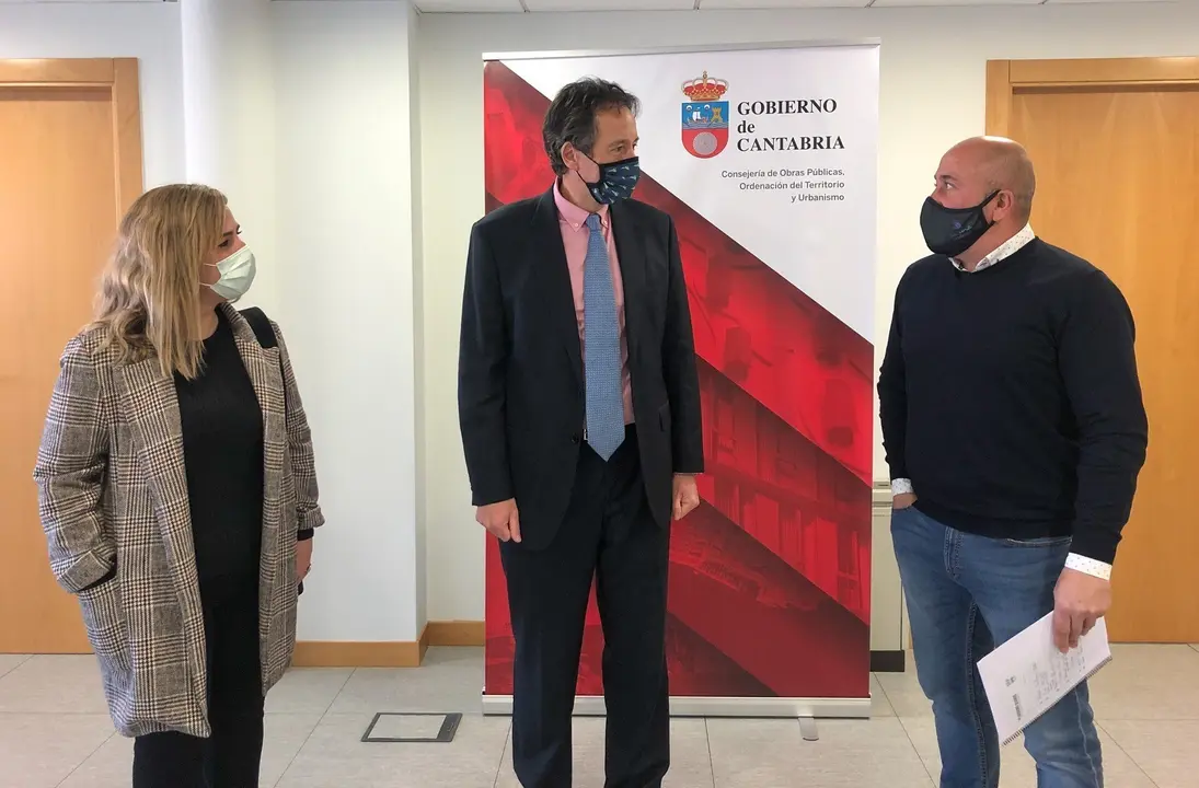 El consejero de Obras P&uacute;blicas, Ordenaci&oacute;n del Territorio y Urbanismo, Jos&eacute; Luis Gochicoa, se re&uacute;ne con el alcalde de Cartes, Agust&iacute;n Molleda.