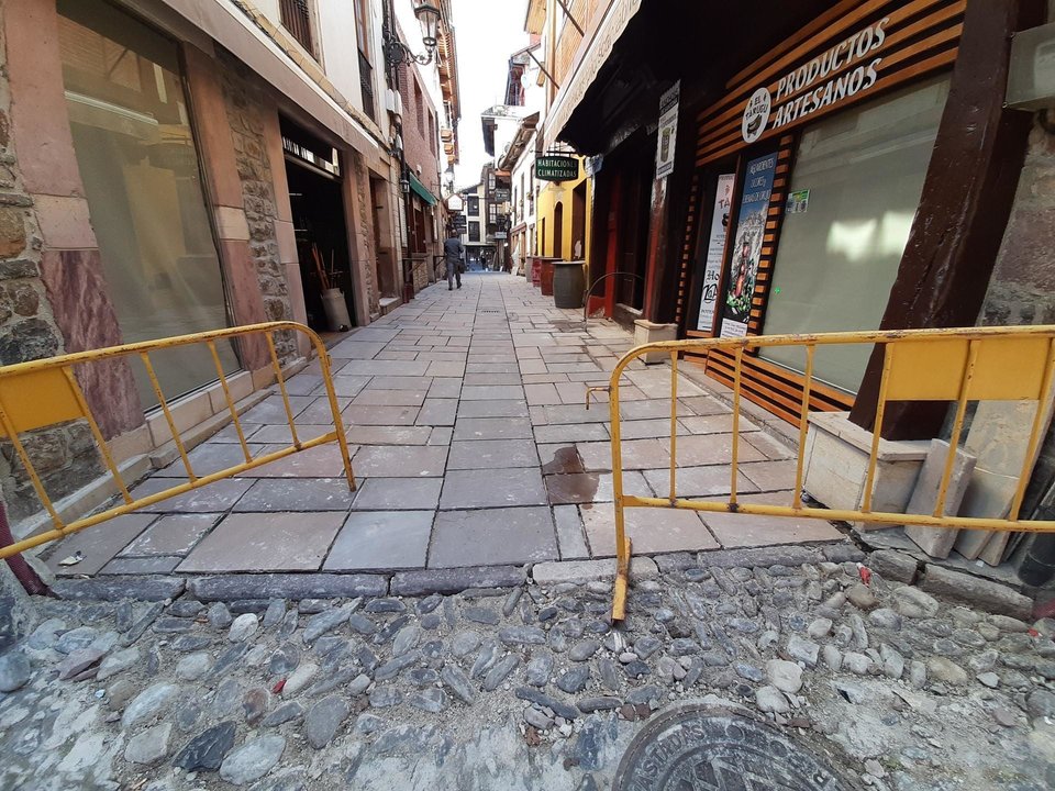 Calle La Cántabra, en Potes. Obras que fueron paralizadas cautelarmente