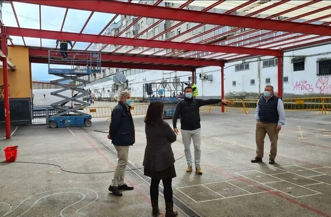 Inicio de la reparaci&oacute;n del porche del colegio Virgen de Valencia.