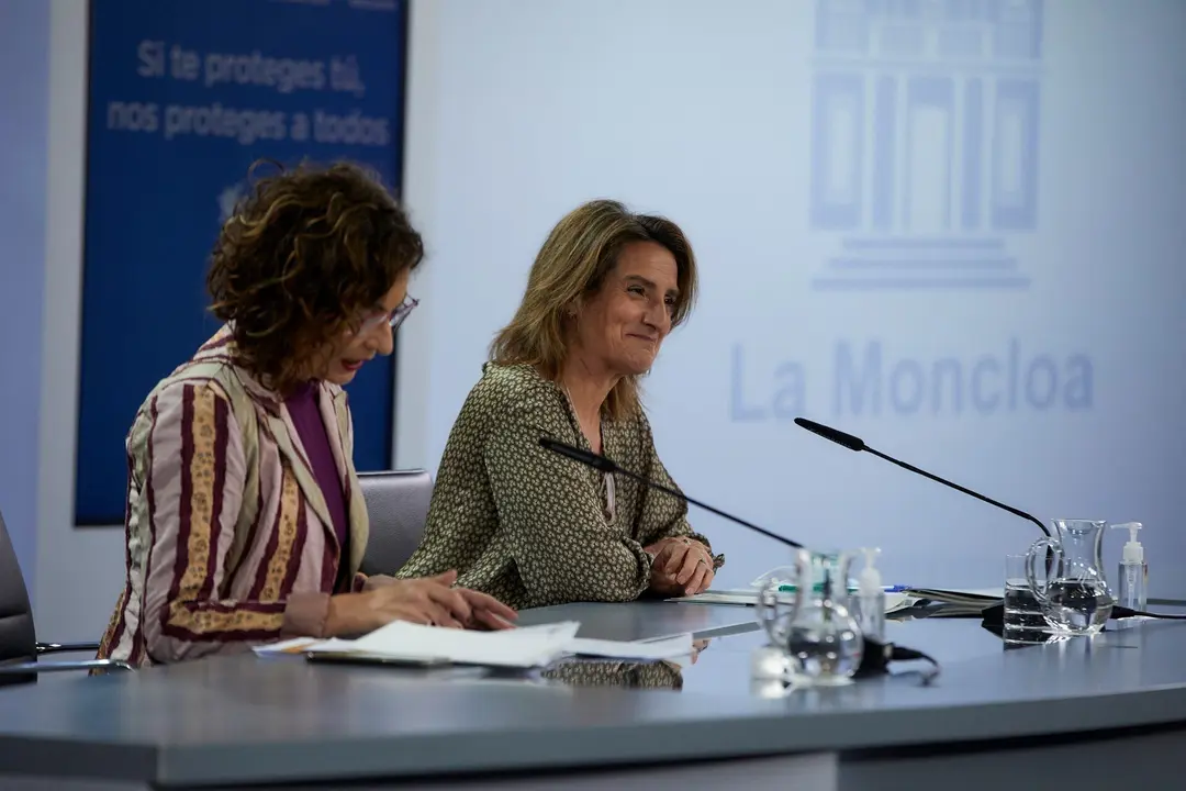 La ministra de Hacienda y portavoz del Gobierno, Mar&iacute;a Jes&uacute;s Montero (i), y la vicepresidenta cuarta y ministra para la Transici&oacute;n Ecol&oacute;gica y el Reto Demogr&aacute;fico, Teresa Ribera,  intervienen en una rueda de prensa tras la reuni&oacute;n del Consejo de Ministros