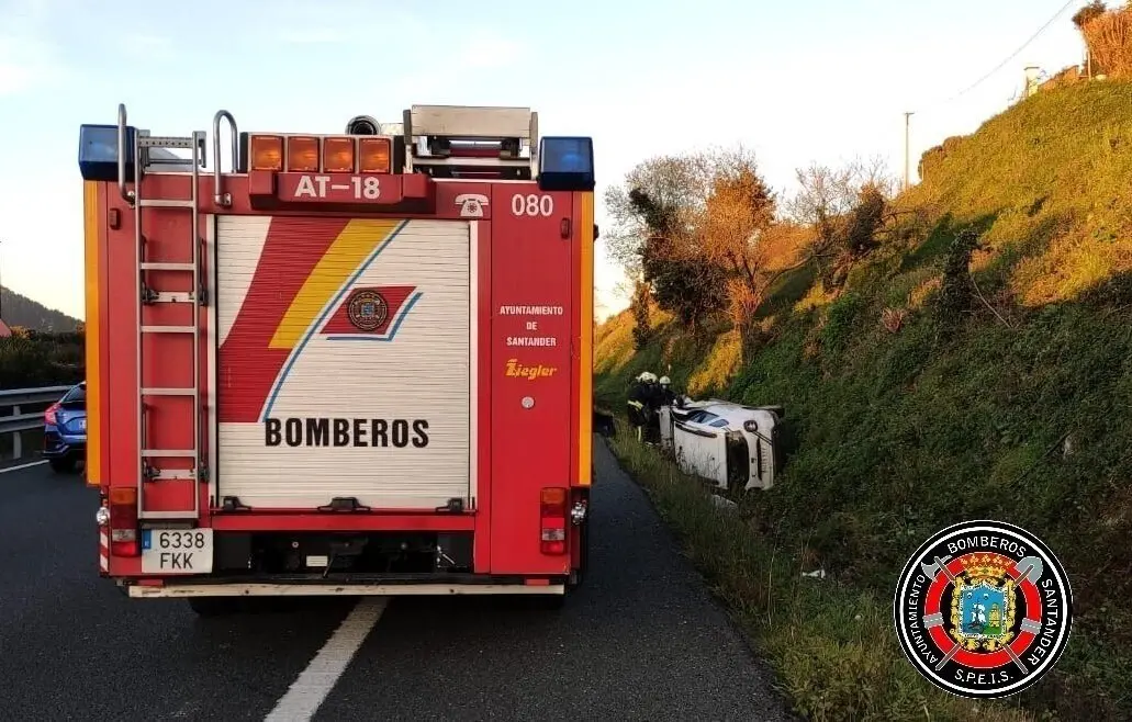 Un coche sufre un vuelco lateral fuera de la calzada en la A-67