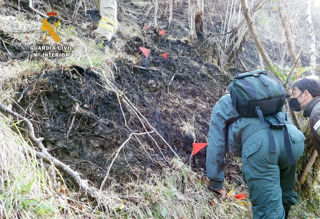 La Guardia Civil investigando un incendio