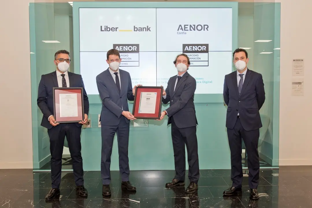 De izquierda a derecha, Juan Carlos Valle (director de Seguridad de la Informaci&oacute;n y riesgo Tecnol&oacute;gico), Severino M&eacute;ndez (director general de Personas y Medios), Juan Lucas Garc&iacute;a (director de AENOR) y Alberto Garc&iacute;a (director de Protecci&oacute;n de Datos)