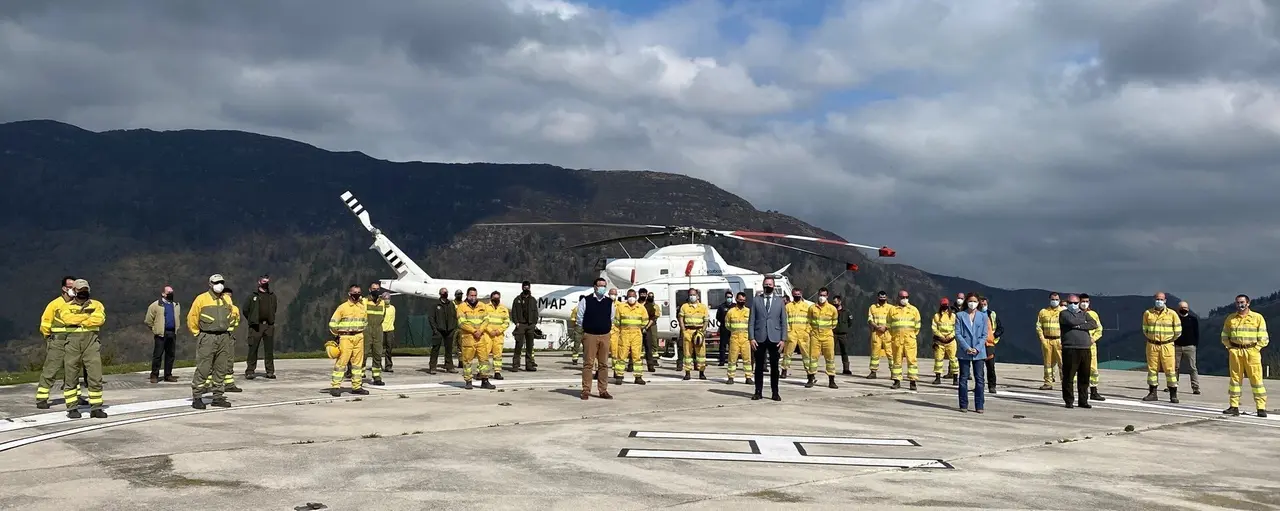 La delegada del Gobierno, Ainoa Qui&ntilde;ones, y el consejero de Desarrollo Rural, Ganader&iacute;a, Pesca, Alimentaci&oacute;n y Medio Ambiente, Guillermo Blanco, visitan el helipuerto de Jaedo en Ruente para dar la bienvenida a la BRIF