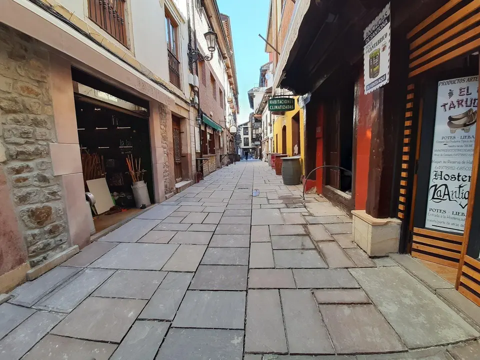 Calle C&aacute;ntabra, en Potes