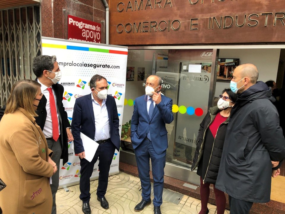 El consejero de Industria, Javier López Marcano, y otros asistentes a la presentación de la campaña de apoyo al comercio de Torrelavega Bono 39300