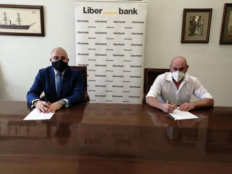 El presidente de ASAJA Cantabria, Manuel Herrero, y el director territorial de Banca Comercial en Cantabria, Luis Manuel Taboada, firman un acuerdo para facilitar los tr&aacute;mites de la PAC  a agricultores y ganaderos