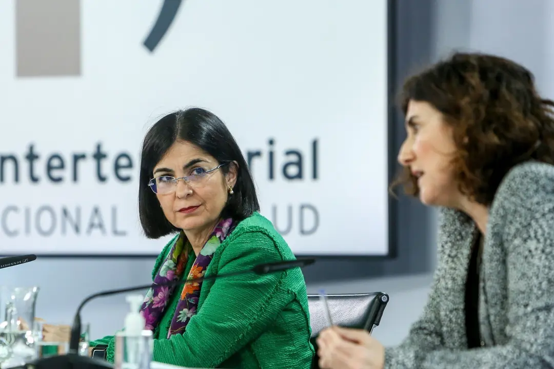 La ministra de Sanidad, Carolina Darias (d), y la jefa del &aacute;rea del Centro de Coordinaci&oacute;n de Alertas y Emergencias Sanitarias, Mar&iacute;a Jos&eacute; Sierra, durante una rueda de prensa tras la reuni&oacute;n del Consejo Interterritorial del Sistema Nacional de Salud, en M