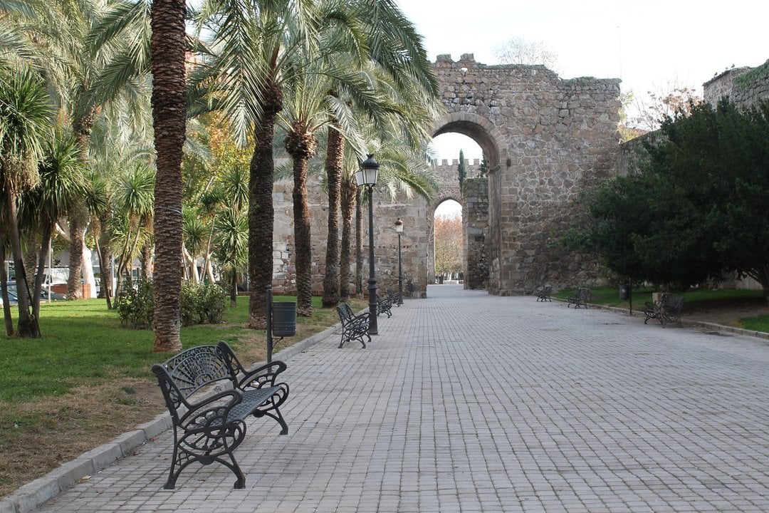 Archivo - Paseo, Bancos, Puerta de piedra, Talavera, Arboles, Parque