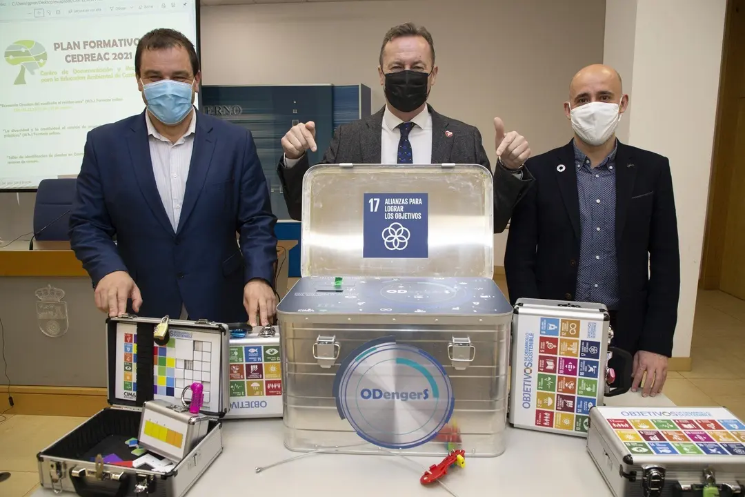 El consejero de Desarrollo Rural, Guillermo Blanco, acompa&ntilde;ado del director del CIMA, Agust&iacute;n Ib&aacute;&ntilde;ez, presenta, en rueda de prensa, el Plan Formativo del CEDREAC para 2021 y el nuevo juego de escape sobre los ODS.