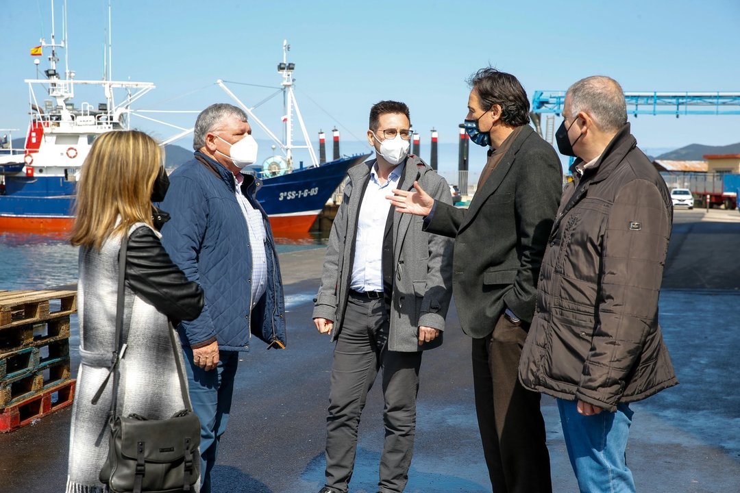 El consejero de Obras Públicas, Jose Luis Gochicoa, en el puerto de Colindres