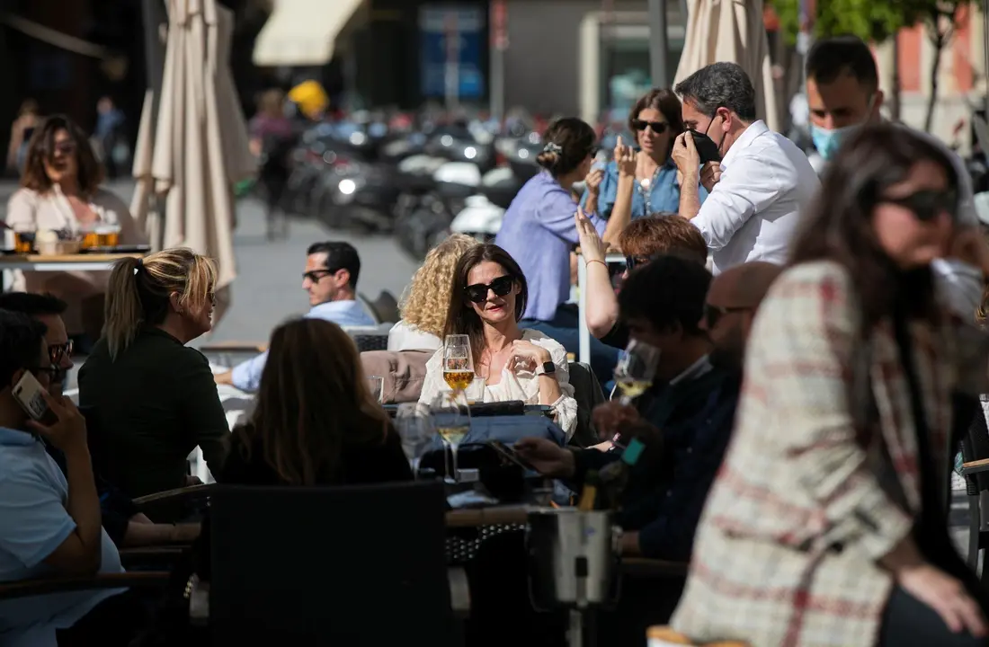 Personas en la terraza de un bar en Sevilla (Andaluc&iacute;a, Espa&ntilde;a), a 12 de marzo de 2021.