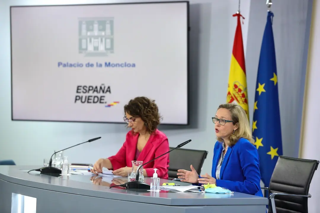 La ministra portavoz y ministra de Hacienda, Mar&iacute;a Jes&uacute;s Montero (i); y la vicepresidenta tercera y ministra de Asuntos Econ&oacute;micos y Transformaci&oacute;n Digital, Nadia Calvi&ntilde;o, comparecen en rueda de prensa posterior al Consejo de Ministros extraordinario cele