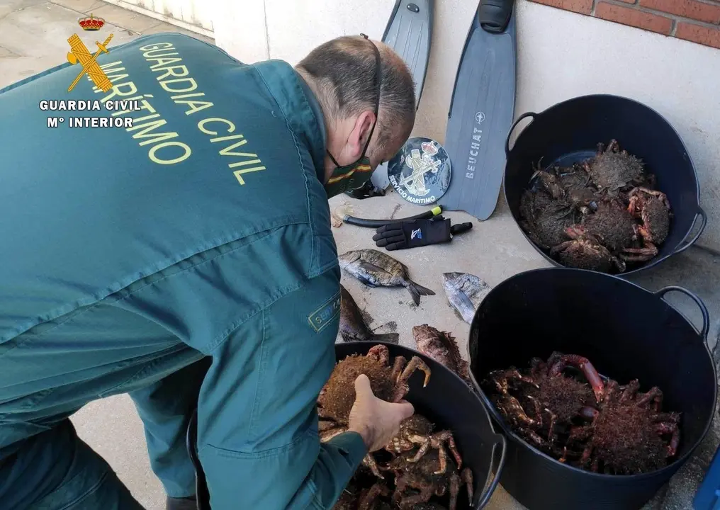 Rdo. Nota De Prensa Guardia Civil (Investigados Dos Hombres Por Marisqueo Ilegal En Santander. Otros Tres Son Sorprendidos Con Artes Profesionales)