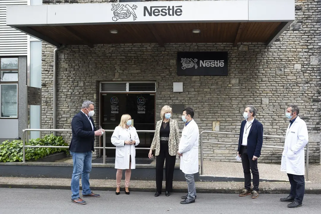 La consejera de Educaci&oacute;n y Formaci&oacute;n Profesional, Marina Lomb&oacute;, en el centro de Nestl&eacute; de La Penilla, con motivo de la firma de un convenio decolaboraci&oacute;n entre el Gobierno de Cantabria y Nestl&eacute; Espa&ntilde;a