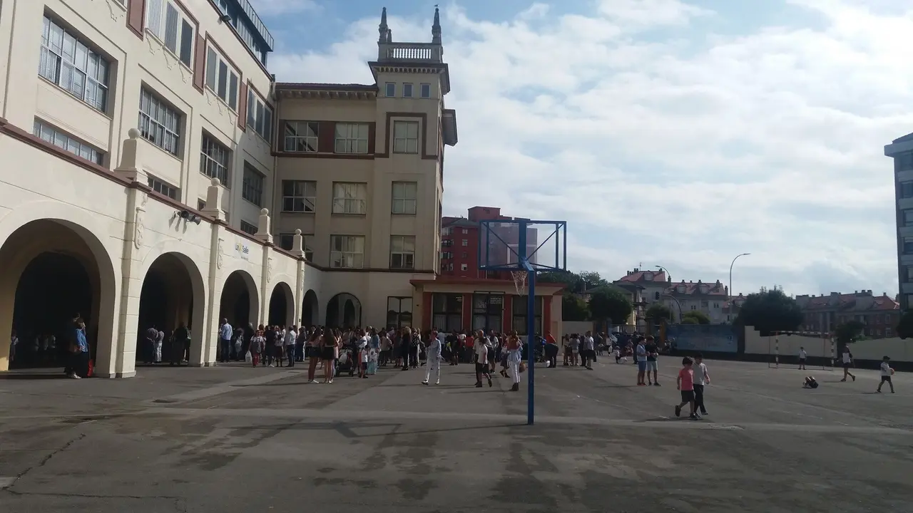 Archivo - Padres en un colegio