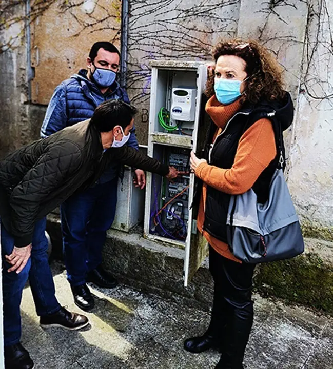 La alcaldesa de Comillas, Teresa Noceda Llano,  y el concejal de Obras, Juli&aacute;n Rozas Ortiz, en una visita a las obras de rehabilitaci&oacute;n de los cuadros de mando.