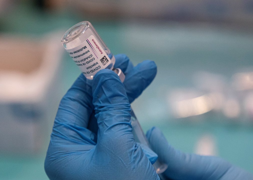 Una profesional sanitaria sostiene una jeringuilla con un vial de la vacuna contra la COVID-19 