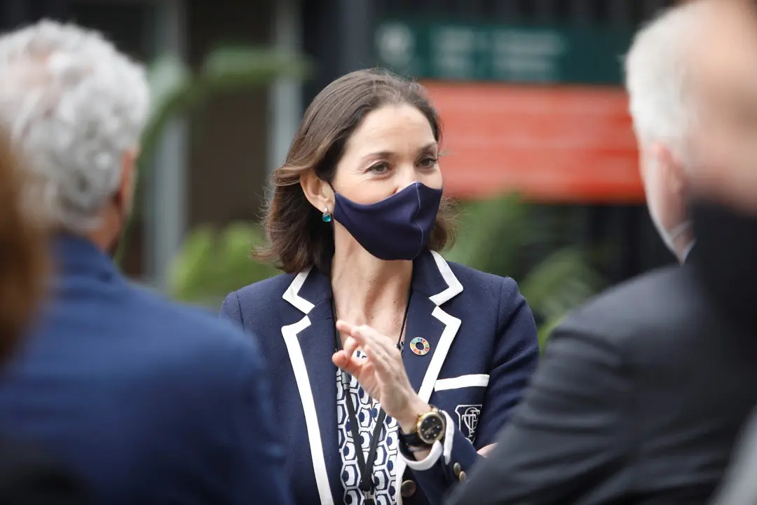 La ministra de Industria, Comercio y Turismo, Reyes Maroto, durante su visita a la f&aacute;brica de la farmac&eacute;utica catalana Reig Jofre de Sant Joan Desp&iacute;