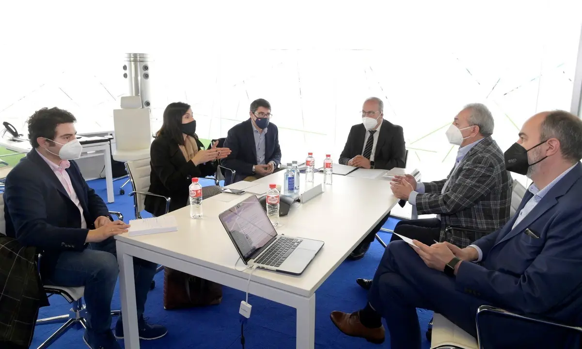 Reuni&oacute;n de la alcaldesa con el cluster