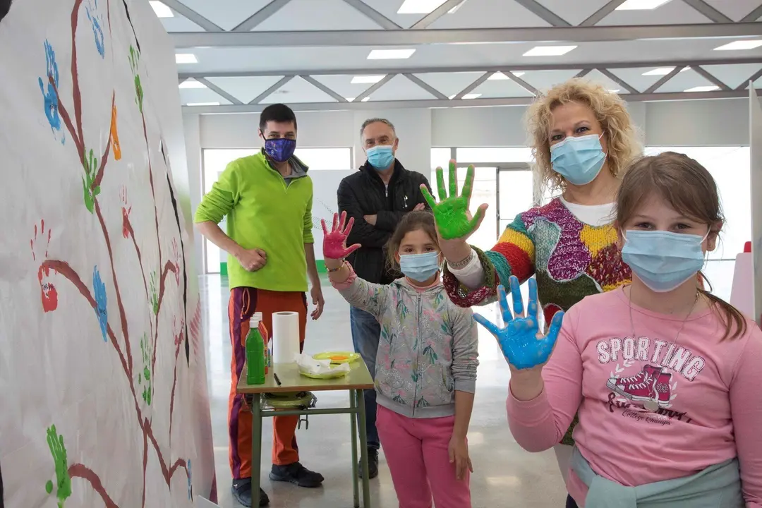 La concejala de Medioambiente, Mar&iacute;a Jos&eacute; Fern&aacute;ndez, y el concejal de Desarrollo Local, Eugenio G&oacute;mez, acompa&ntilde;an a los alumnos del taller de &aacute;rboles para ni&ntilde;os