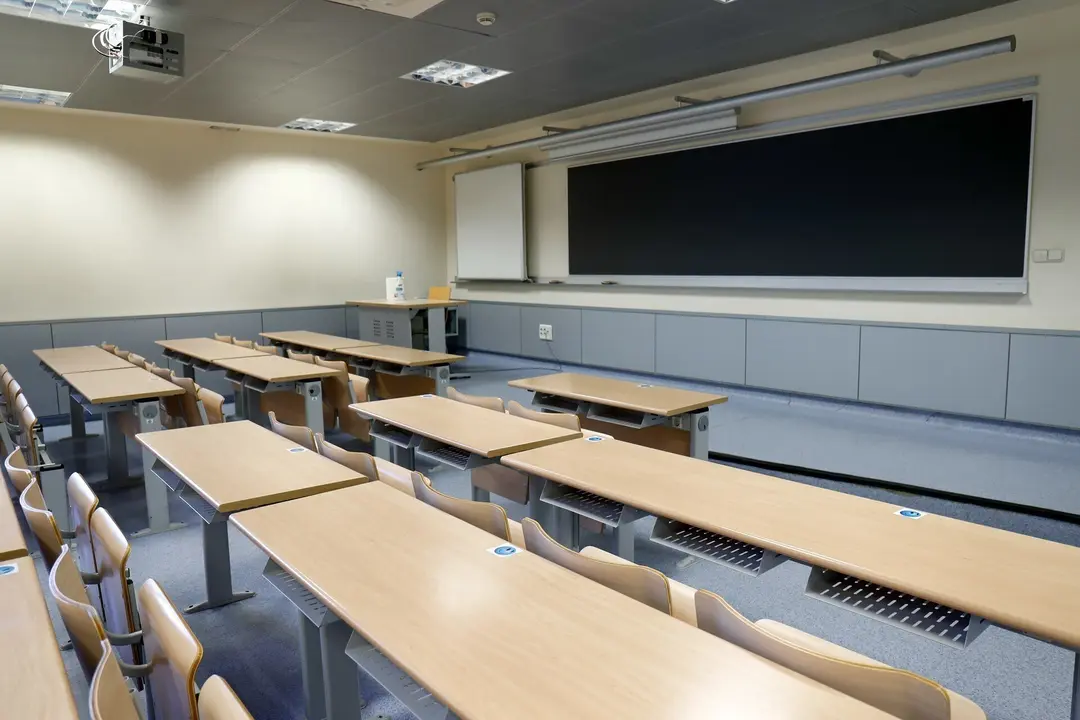 Archivo - Pupitres en un aula