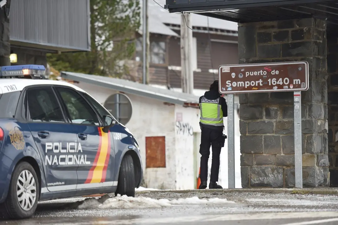 Archivo - Un agente hace guardia en el puesto fronterizo de Somport (Huesca) entre Espa&ntilde;a y Francia tras el cierre de fronteras acordado por el Gobierno, en Huesca / Arag&oacute;n (Espa&ntilde;a), a 17 de marzo de 2020.